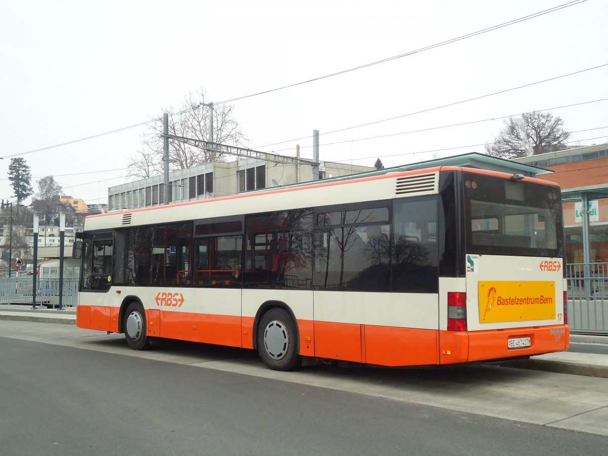 (132'419) - RBS Worblaufen - Nr. 17/BE 467'417 - MAN am 24. Januar 2011 beim Bahnhof Bolligen