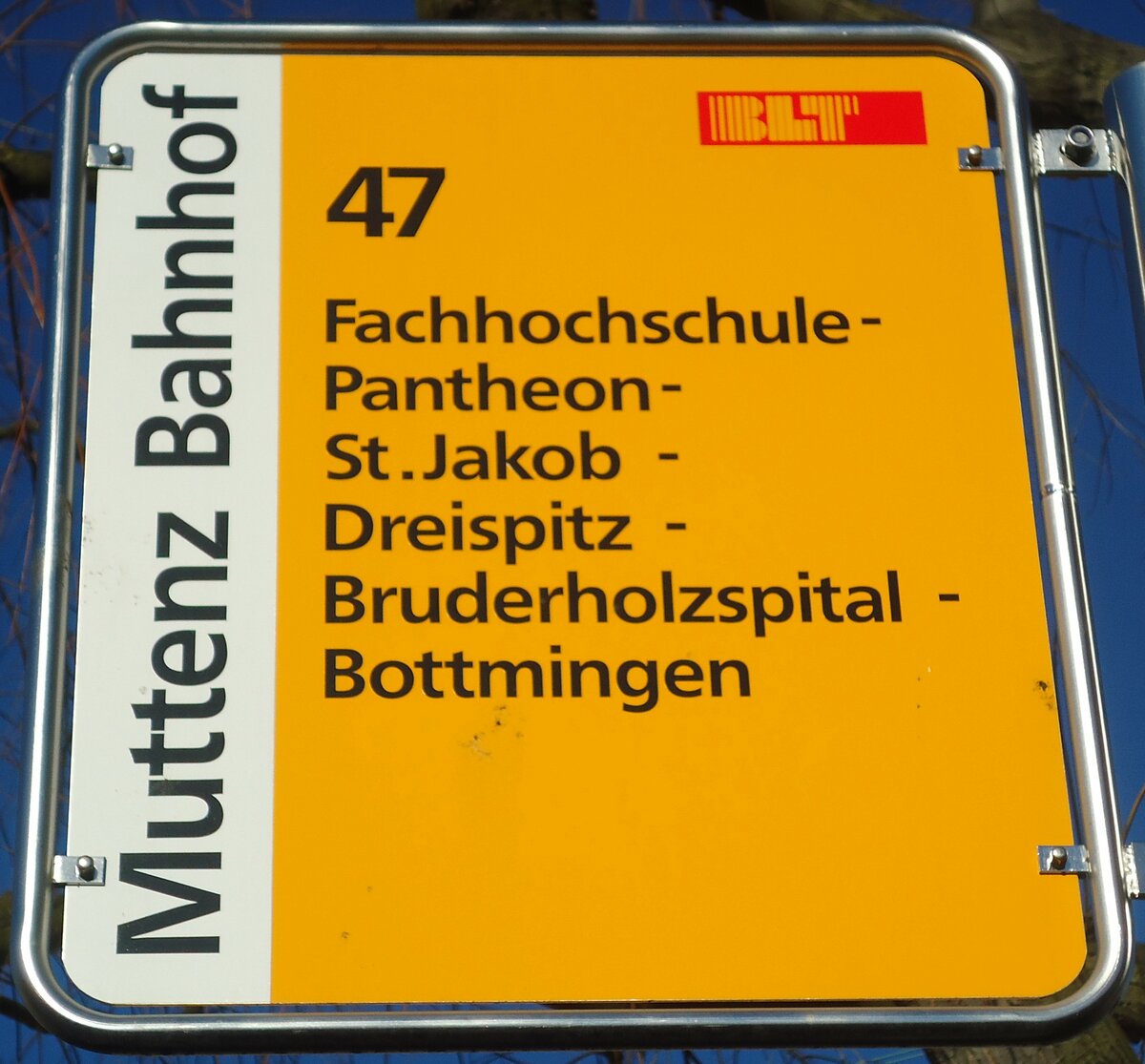 (132'569) - BLT-Haltestellenschild - Muttenz, Bahnhof - am 7. Februar 2021