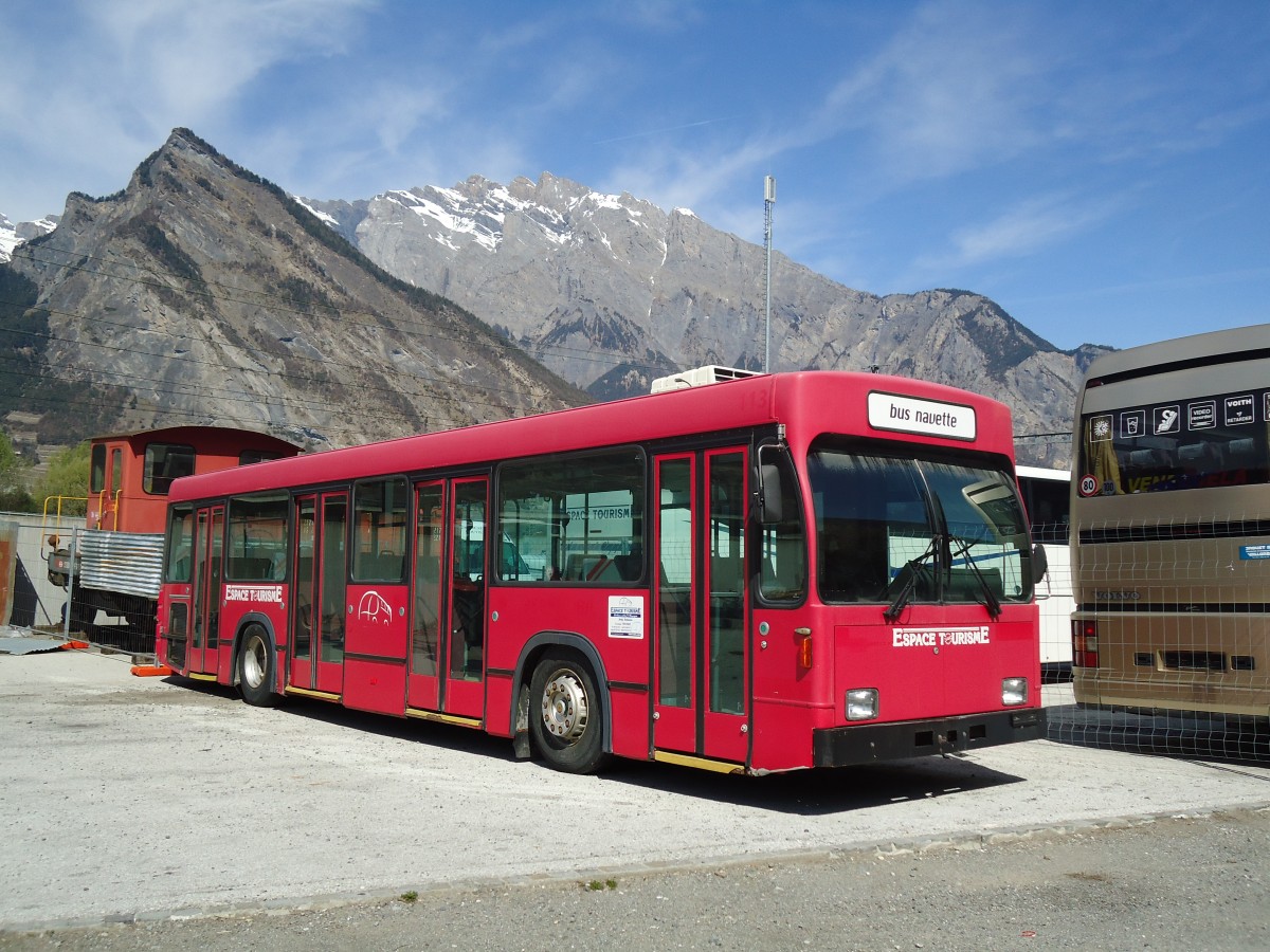 (133'180) - Espace Tourisme, Riddes - Volvo/R&J (ex Bernmobil, Bern Nr. 113) am 3. April 2011 beim Bahnhof Riddes