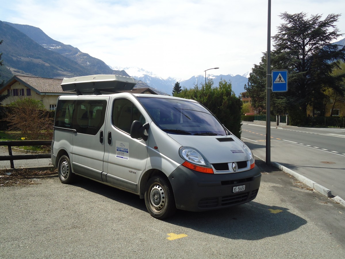 (133'192) - Espace Tourisme, Riddes - VS 56'458 - Renault am 3. April 2011 in Riddes, Rte. Cantonale