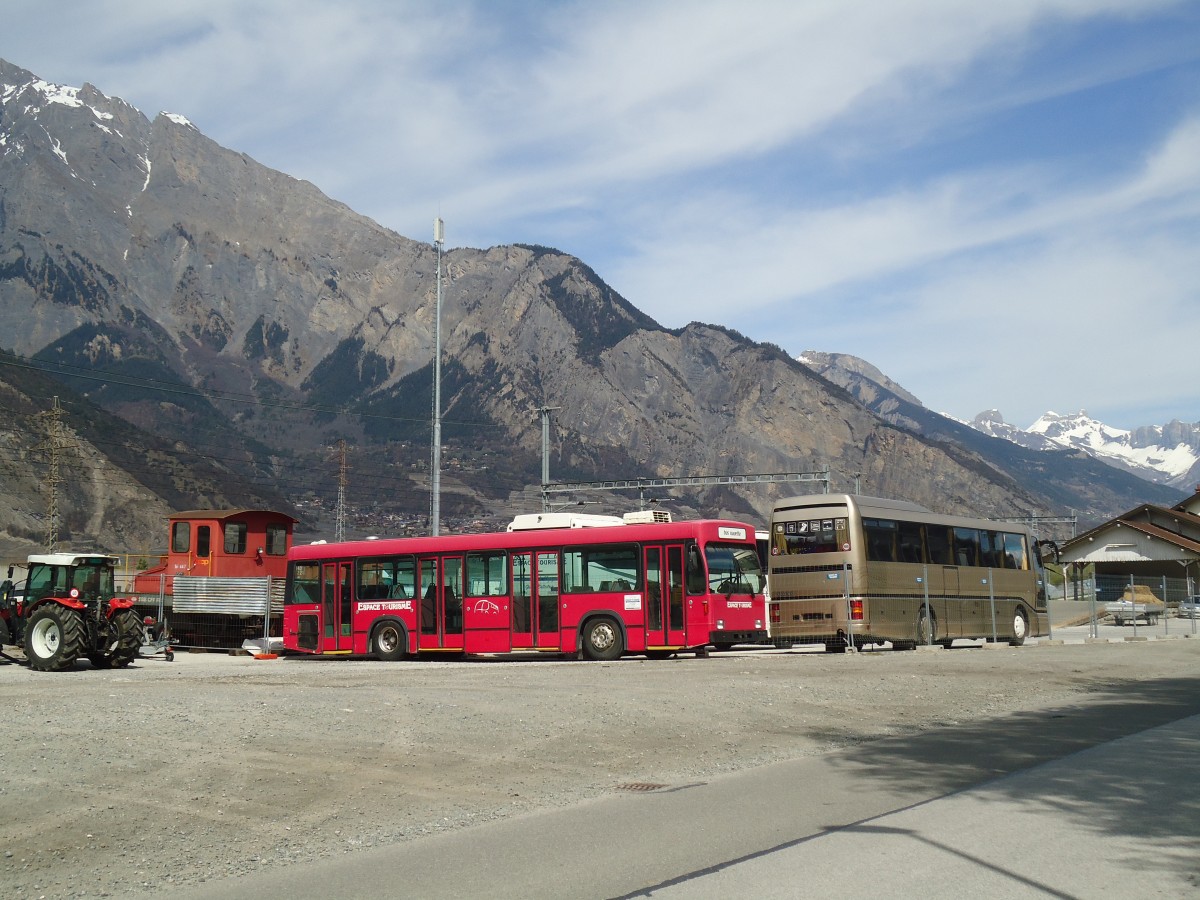 (133'193) - Espace Tourisme, Riddes - Volvo/R&J (ex Bernmobil, Bern Nr. 113) am 3. April 2011 beim Bahnhof Riddes