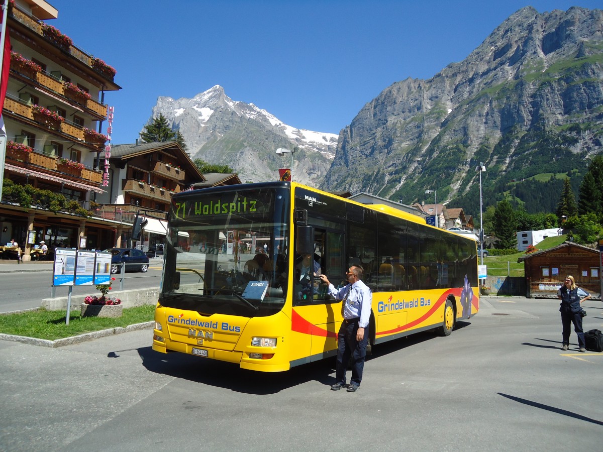 (134'762) - AVG Grindelwald - Nr. 24/BE 364'408 - MAN/Gppel am 3. Juli 2011 beim Bahnhof Grindelwald 