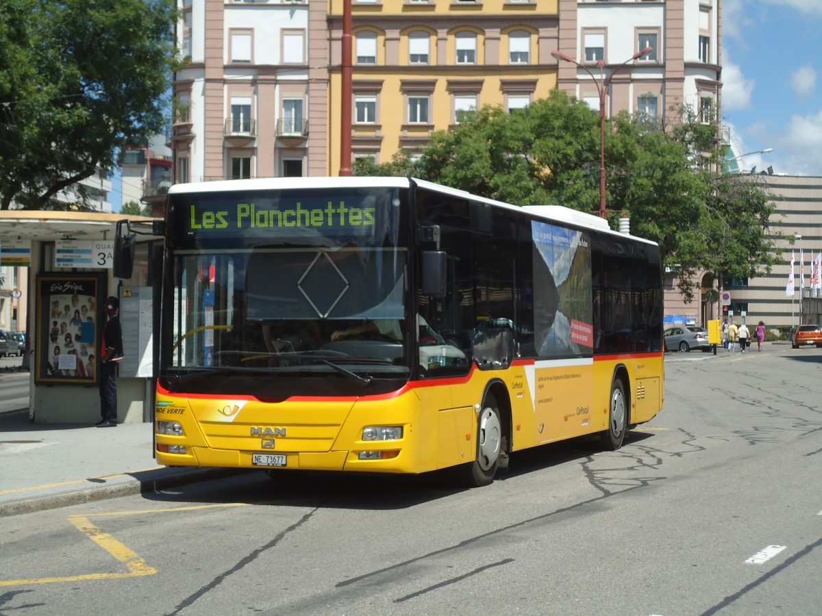 (135'013) - CarPostal Ouest - NE 73'677 - MAN am 11. Juli 2011 beim Bahnhof La Chaux-de-Fonds