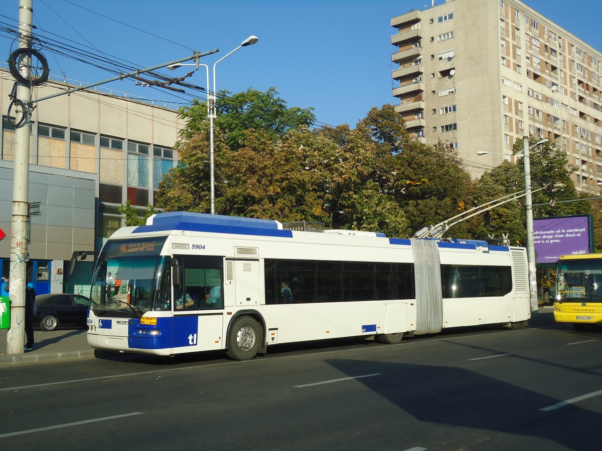 (136'406) - RATP Ploiesti - Nr. 5904/PH 910 - Neoplan Gelenkduobus (ex TL Lausanne/CH Nr. 817) am 5. Oktober 2011 beim Bahnhof Ploiesti Sd