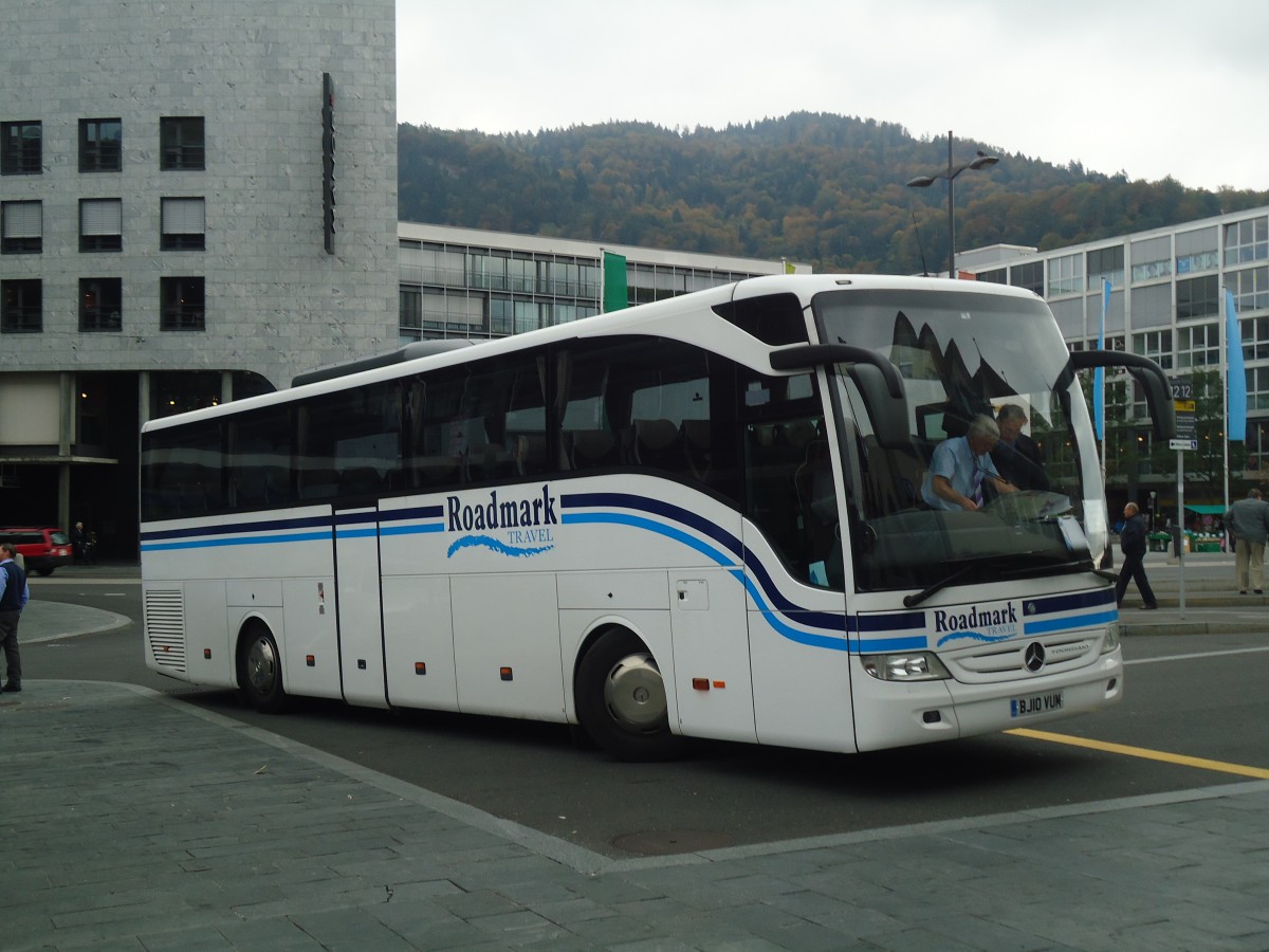 (136'599) - Aus England: Roadmark, Storrington - BJ10 VUN - Mercedes am 15. Oktober 2011 beim Bahnhof Thun