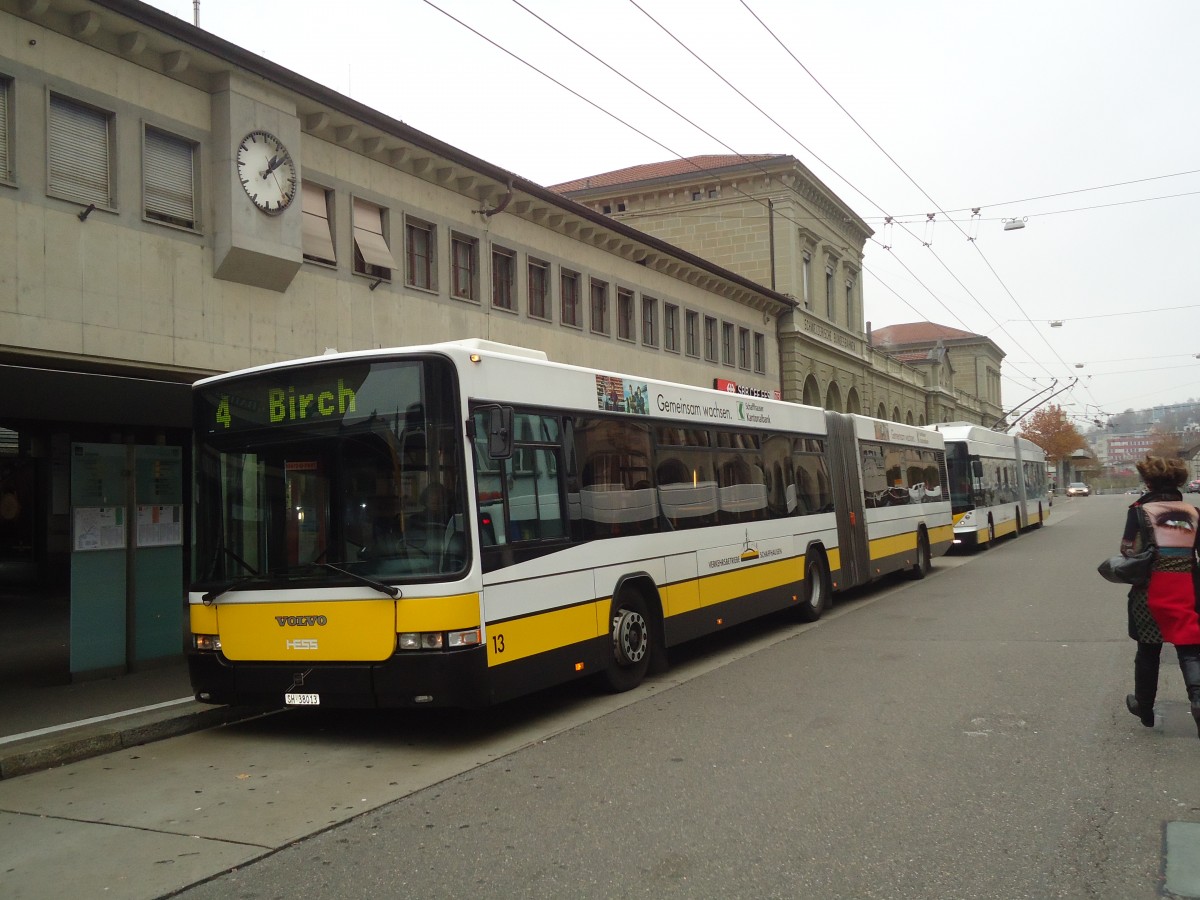 (136'978) - VBSH Schaffhausen - Nr. 13/SH 38'013 - Volvo/Hess am 24. November 2011 beim Bahnhof Schaffhausen