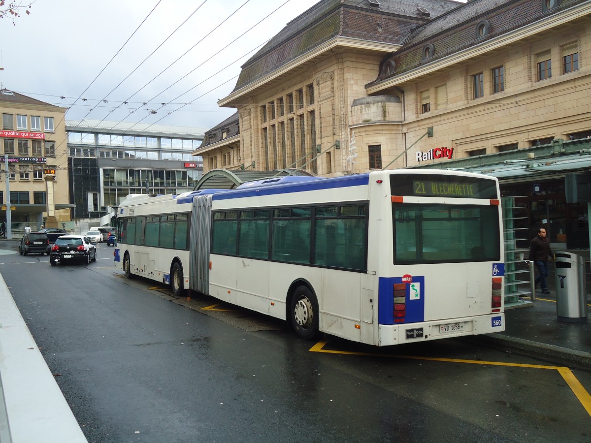 (137'260) - TL Lausanne - Nr. 560/VD 1658 - Van Hool am 18. Dezember 2011 beim Bahnhof Lausanne