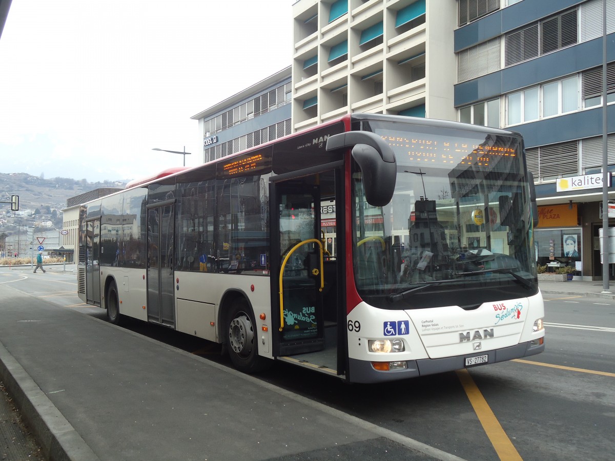 (137'782) - Lathion, Sion - Nr. 69/VS 27'782 - MAN am 19. Februar 2012 beim Bahnhof Sion