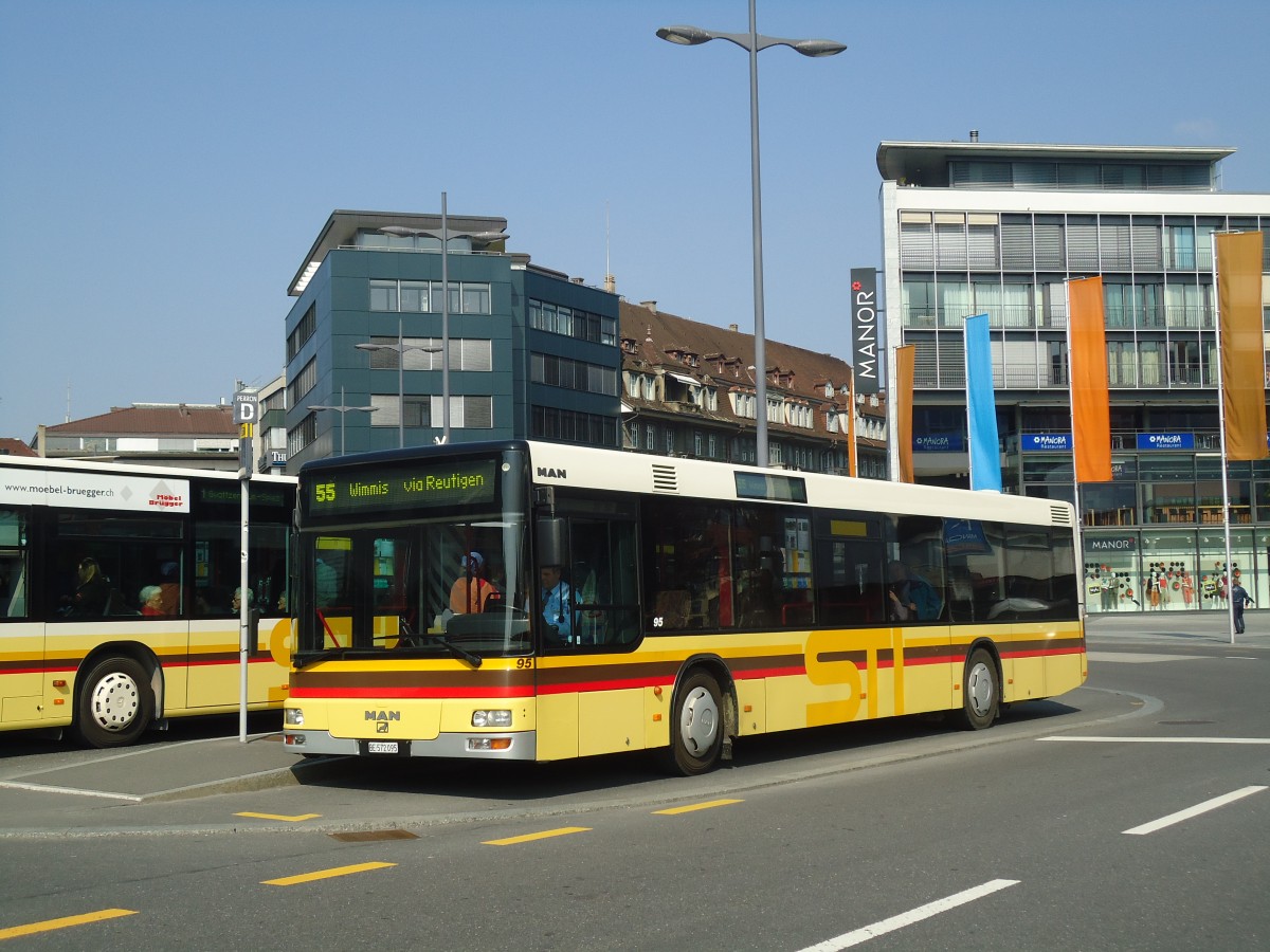 (138'401) - STI Thun - Nr. 95/BE 572'095 - MAN am 25. Mrz 2012 beim Bahnhof Thun