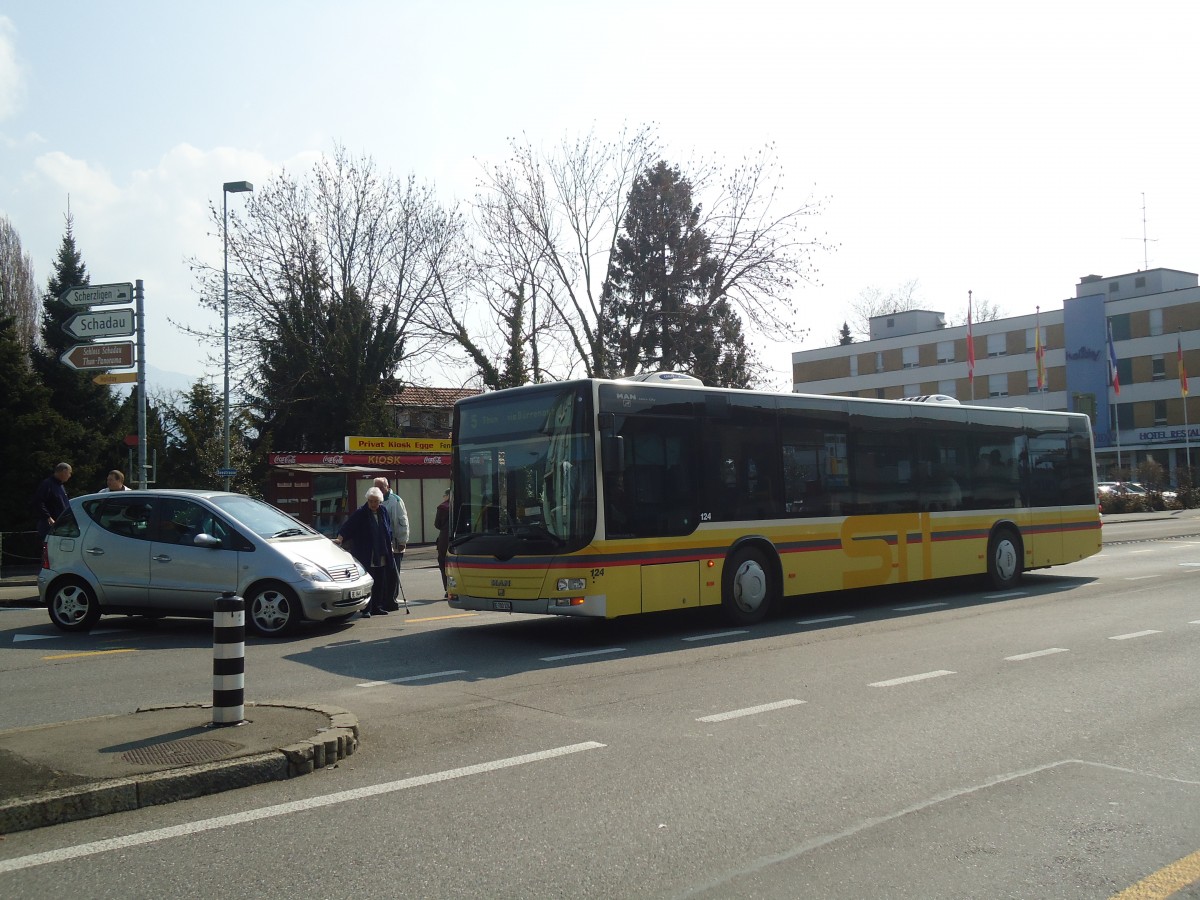 (138'402) - STI Thun - Nr. 124/BE 700'124 - MAN am 25. Mrz 2012 in Thun, Hollidaykreisel (Unfall)