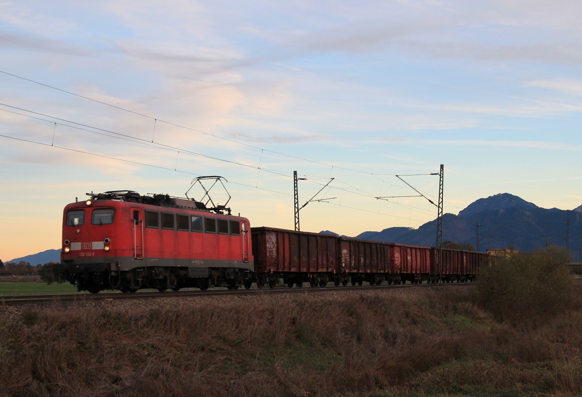 139 132-5 war am 8. November 2013 im Chiemgau unterwegs. Hier ist sie kurz nach dem Bahnhof von Bernau am Chiemsee zu sehen.