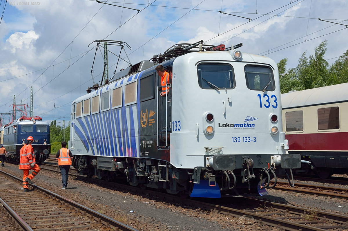 139 133 (Lokomotion) rückte in die Lokaufstellung zur Lokparade am 18.06.2016 vor. Ich gehörte zur Lokbesatzung der 141 228 beim Sommerfest, daher konnte ich mit Warnweste dort fotografieren.