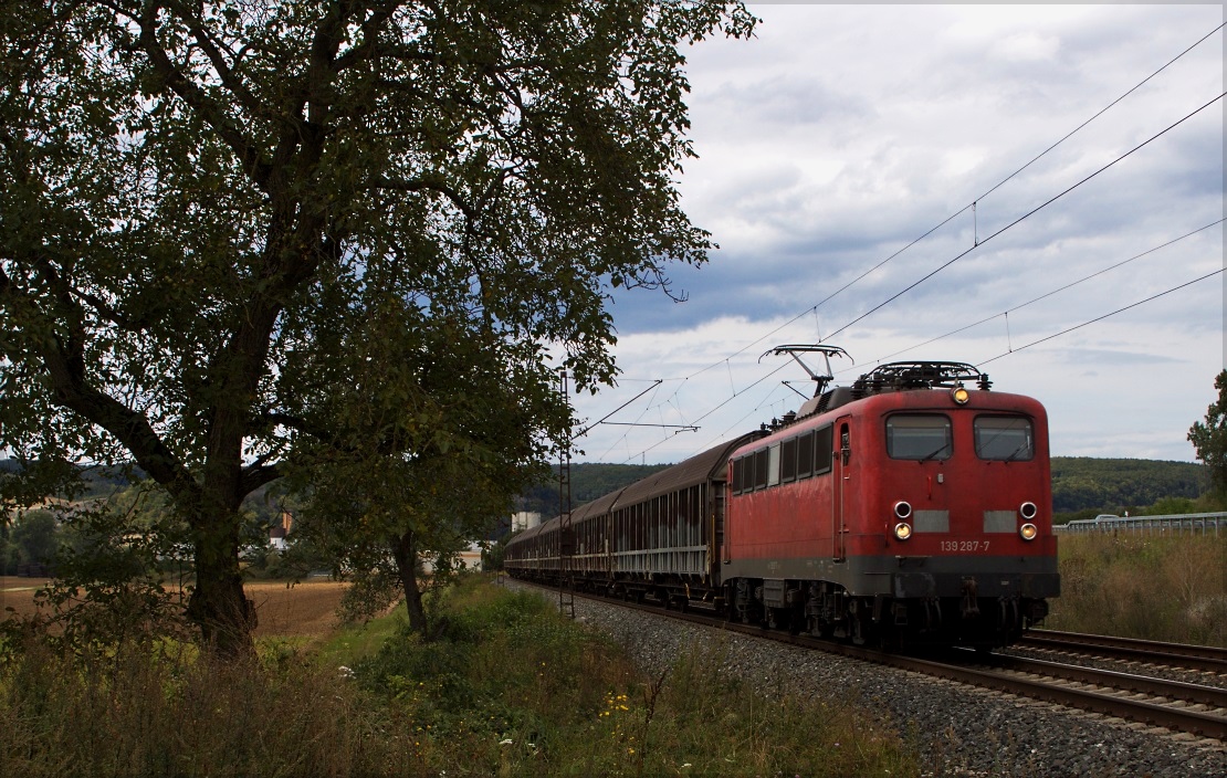 139 287 mit Henkelzug in Richtung Süden am 22.08.14 in Karlstadt