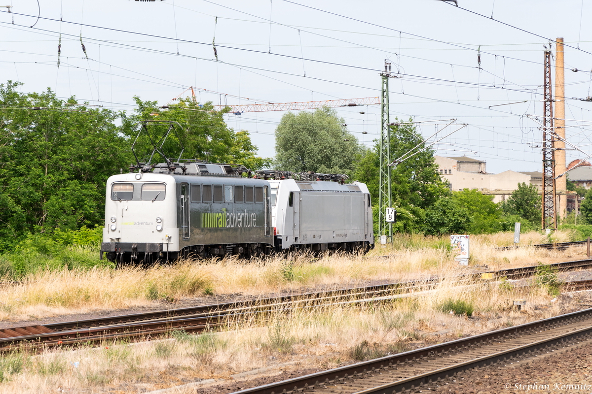 139 558-1 RailAdventure GmbH mit der Wagenlok 186 239-0 von der NS - Nederlandse Spoorwegen N.V. in Magdeburg-Neustadt und fuhr weiter in Richtung Hauptbahnhof. 17.06.2015 