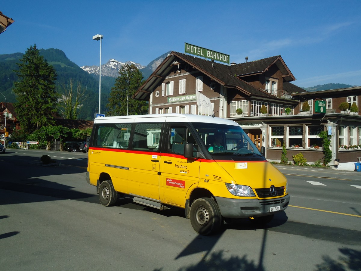 (139'185) - Halter, Kleinteil - OW 7400 - Mercedes am 2. Juni 2012 beim Bahnhof Giswil