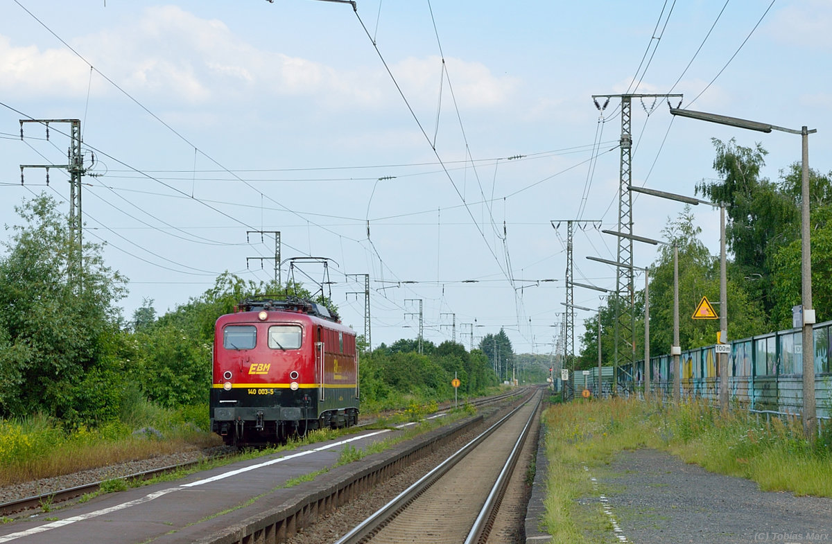 140 003 von EBM Cargo bei der Durchfahrt durch Weiterstadt am 10.06.2016