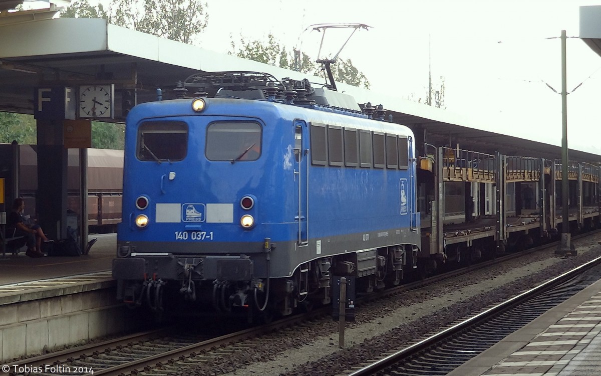 140-037 durchfährt mit einem Güterzug den Braunschweiger Hauptbahnhof.
Aufgenommen im September 2014.
