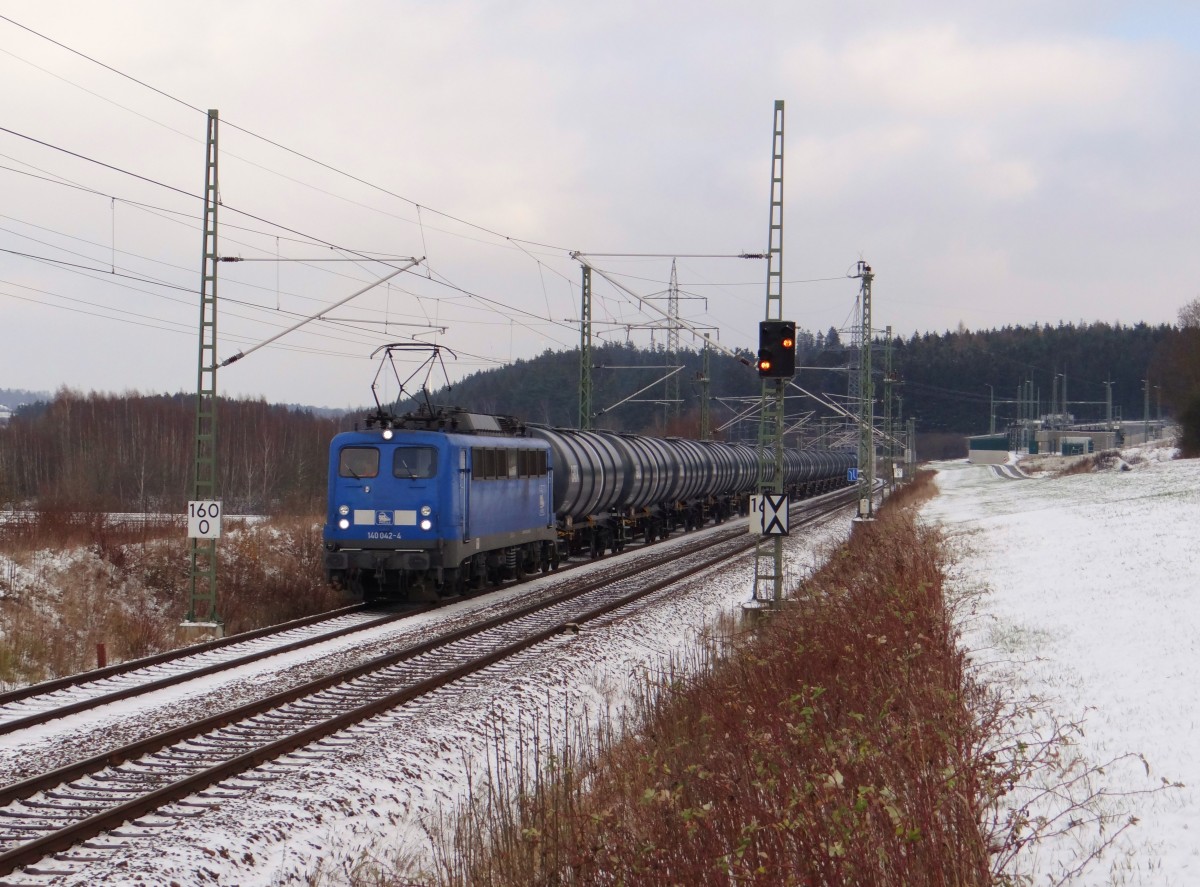 140 042-4 der Press mit einem Kesselzug zu sehen am 24.11.15 kurz vor Hof/Saale. Schiebelok war 204 044-6 der Press.