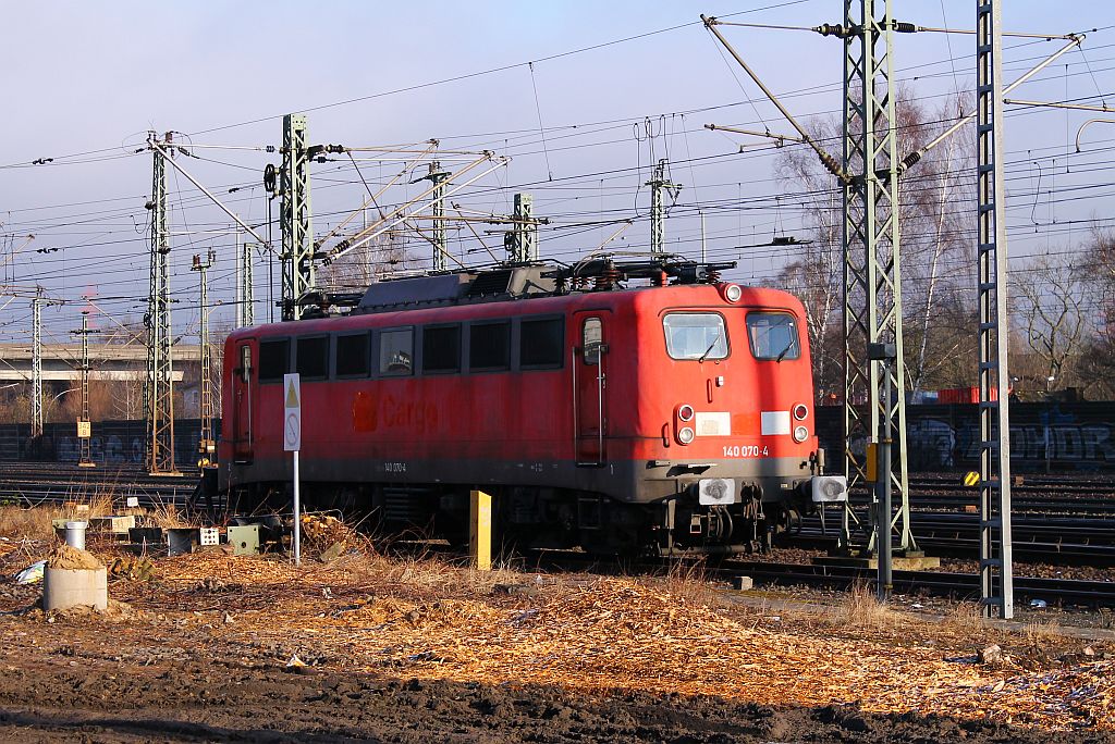 140 070-4 der EBM Cargo steht abgestellt am alten Gbf HH-Harburg(Bild wurde vom Parkplatz aufgenommen). 02.03.2013 