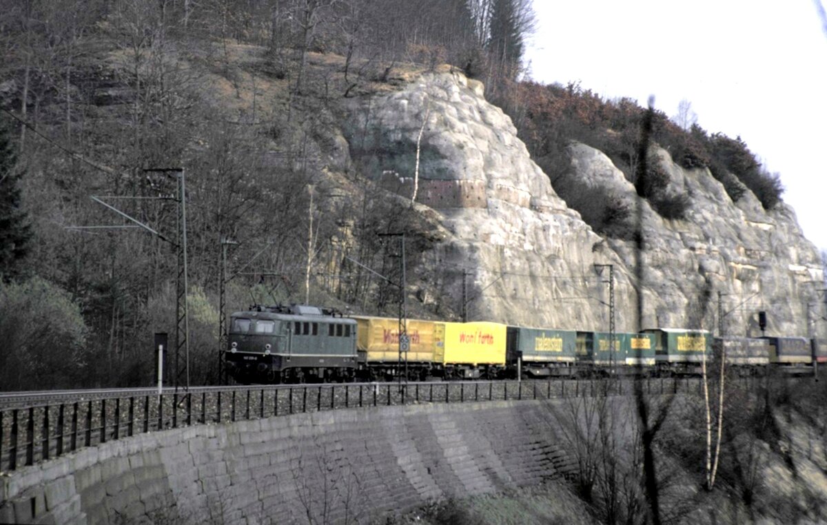 140 331-7 mit Sattelaufliegerzug unterhalb des M�hltalfelsens auf der Geislinger Steige am 03.04.1982.