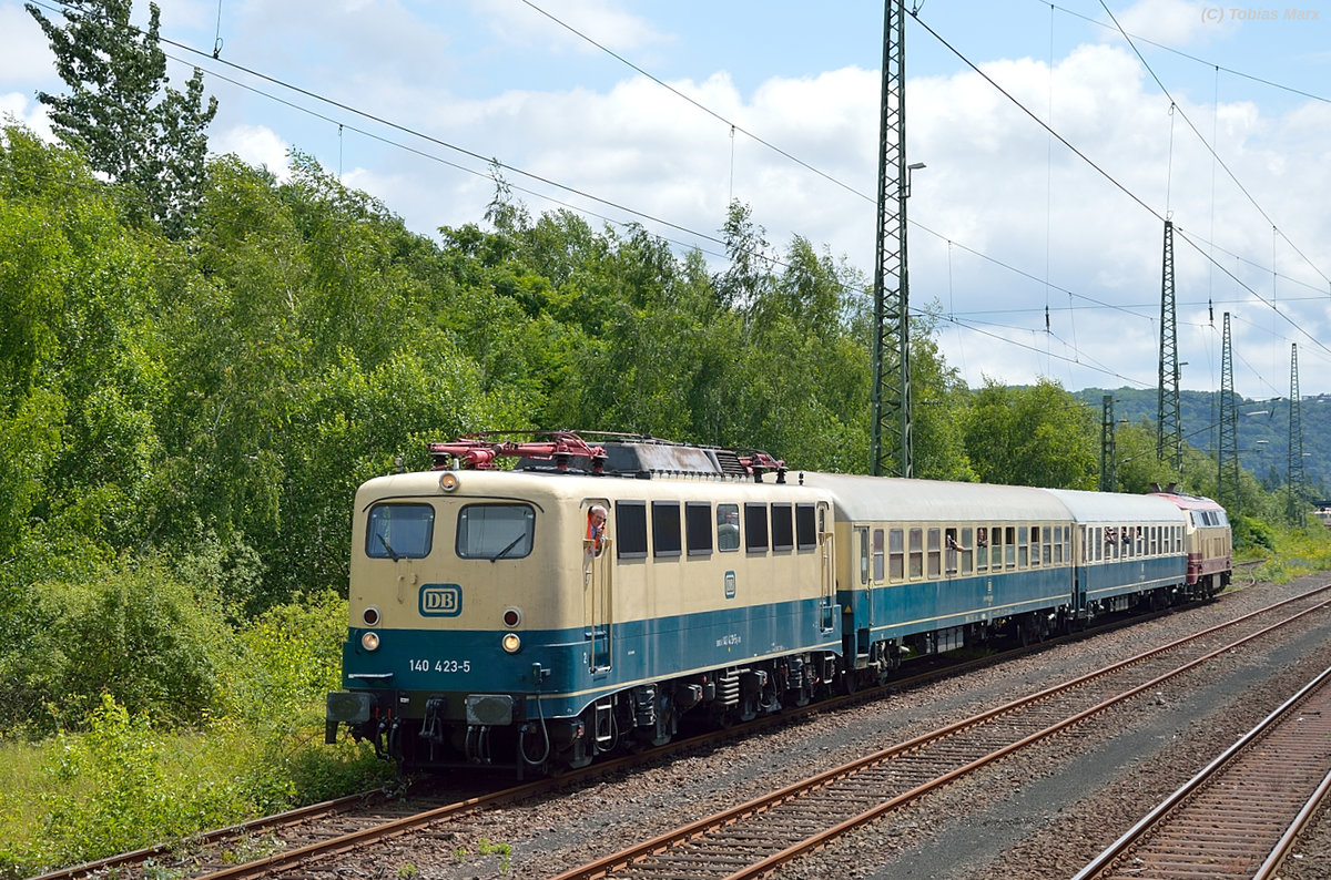 140 423 (DB Museum) und 218 105 pendelten beim Sommerfest in Koblenz zwischen DB Museum und Koblenz Hbf. Hier am 18.06.2016