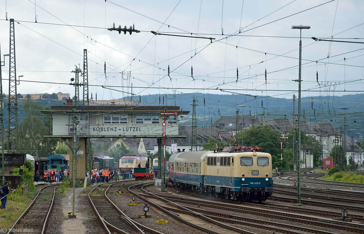 140 423 (DB Museum) bei der Einfahrt in Koblenz-L�tzel mit dem Pendelzug von Koblenz Hbf am 18.06.2016