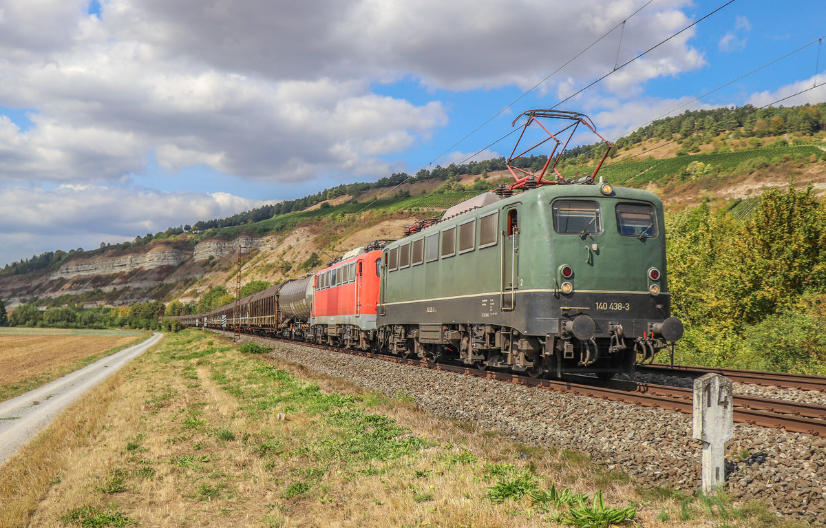 140 438 und 140 432 mit Henkelzug am 20.08.18 in Thüngersheim