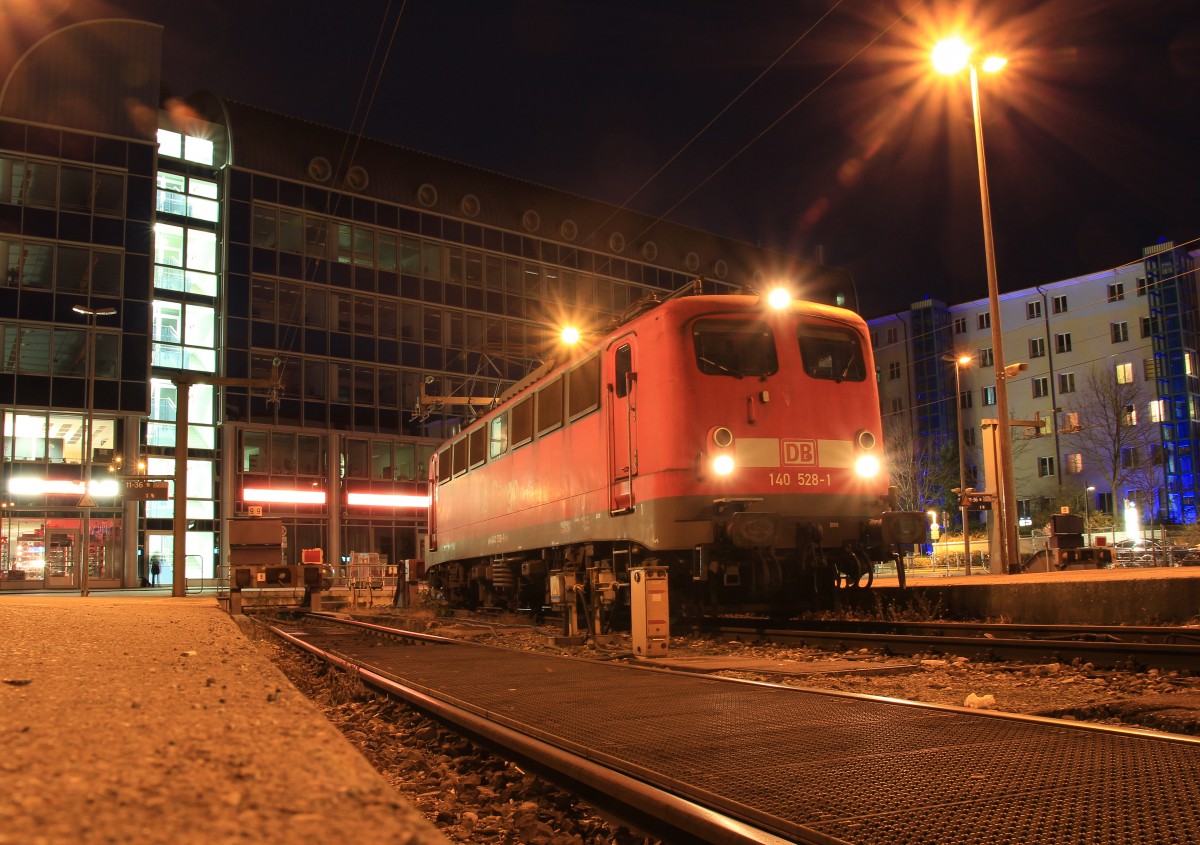 140 528-1 am Abend des 22. Dezember 2013 im aussenbereich des Mnchner Hauptbahnhofes.