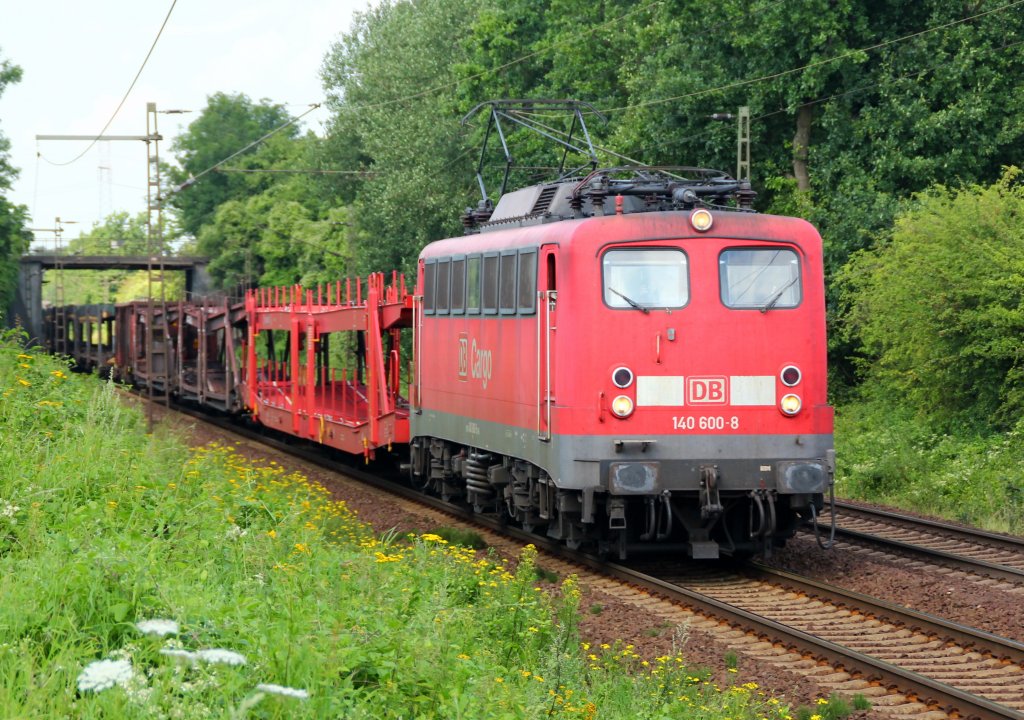 140 600-8 mit Autotransport-Leerzug bei der Durchfahrt in Ahlten/Hannover. 03.08.2012