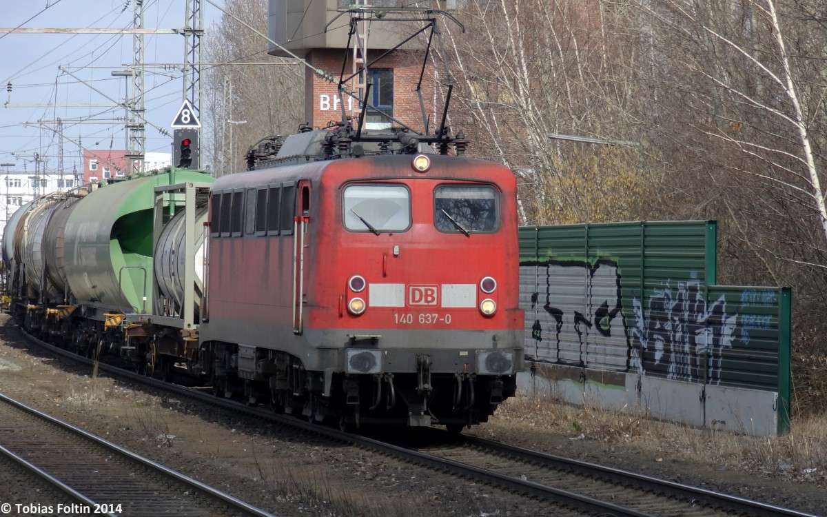 140-637 fährt durch den Hauptbahnhof von Braunschweig.
Aufgenommen im April 2013.