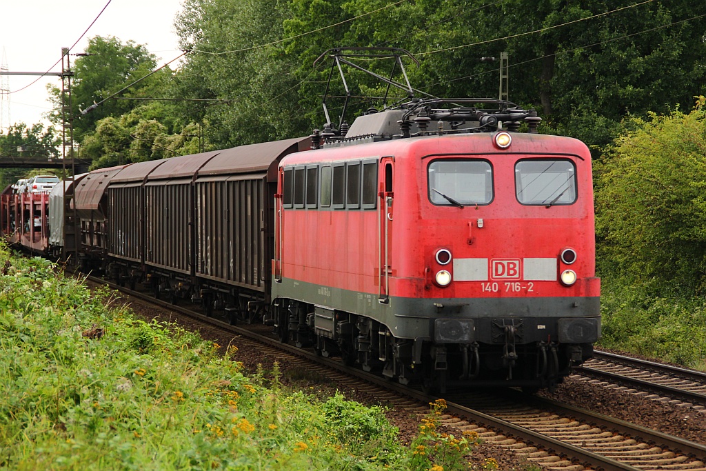 140 716-2 mit gemischten Gz bei der Durchfahrt in Ahlten. 01.09.12