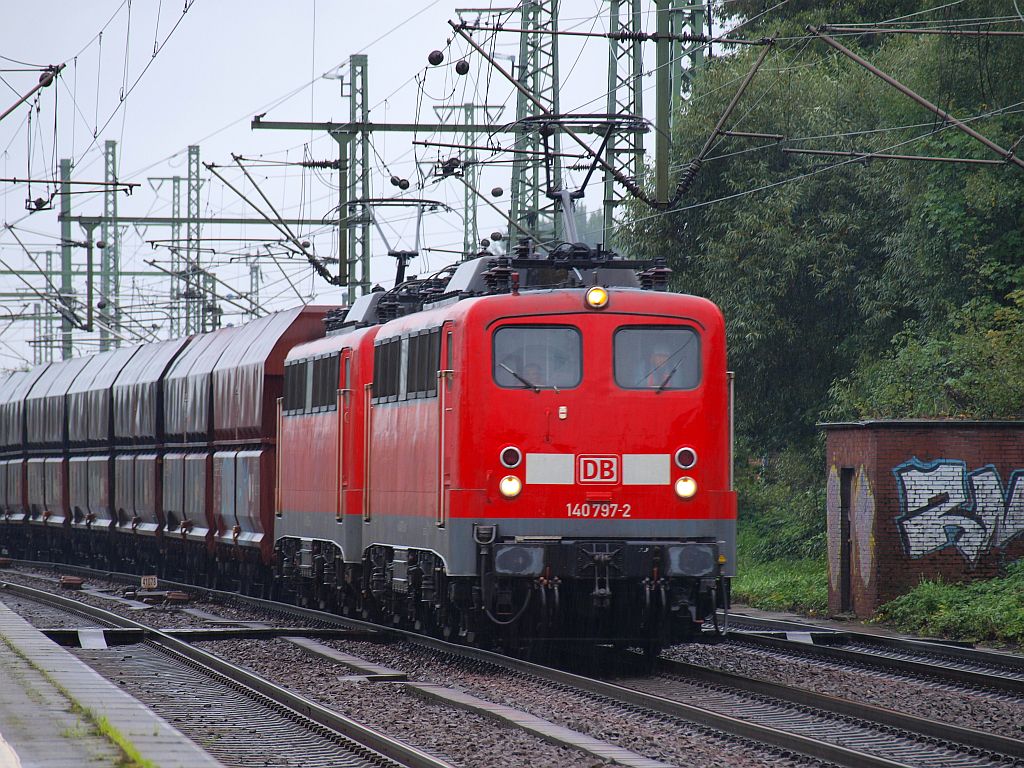 140 797-2 und 834-3 ziehen hier einen leeren Kohlependelzug durch HH-Harburg. 26.09.2010 