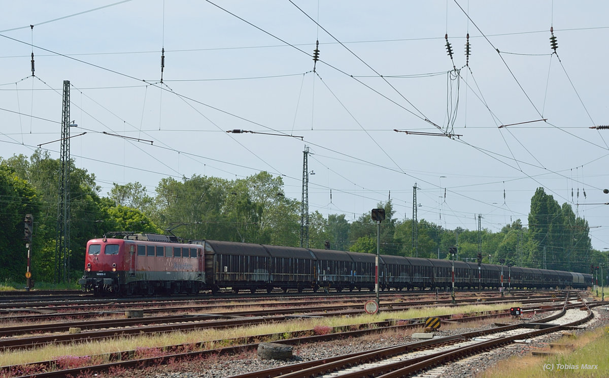 140 856 (Bayernbahn) bei der Durchfahrt mit dem Henkelzug durch Darmstadt-Kranichstein am 28.05.2016