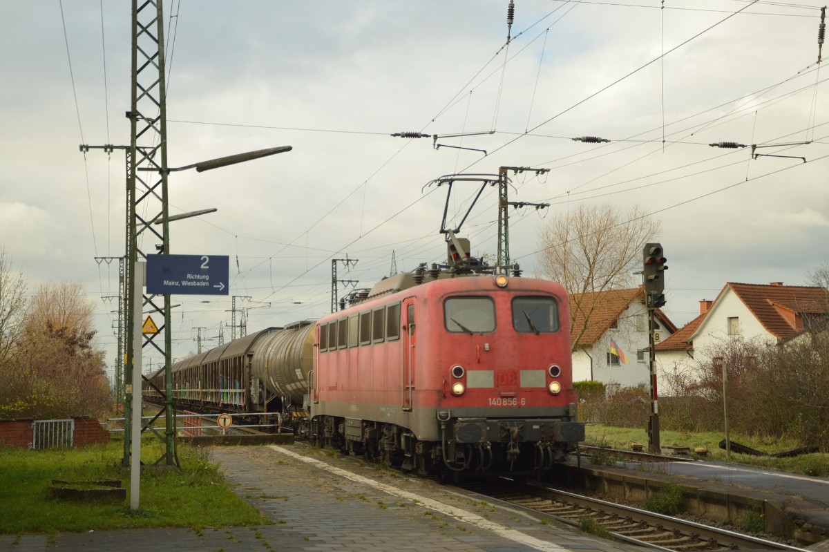 140 856 mit dem Henkelzug bei der Durchfahrt in Weiterstadt am 26.11.2015
