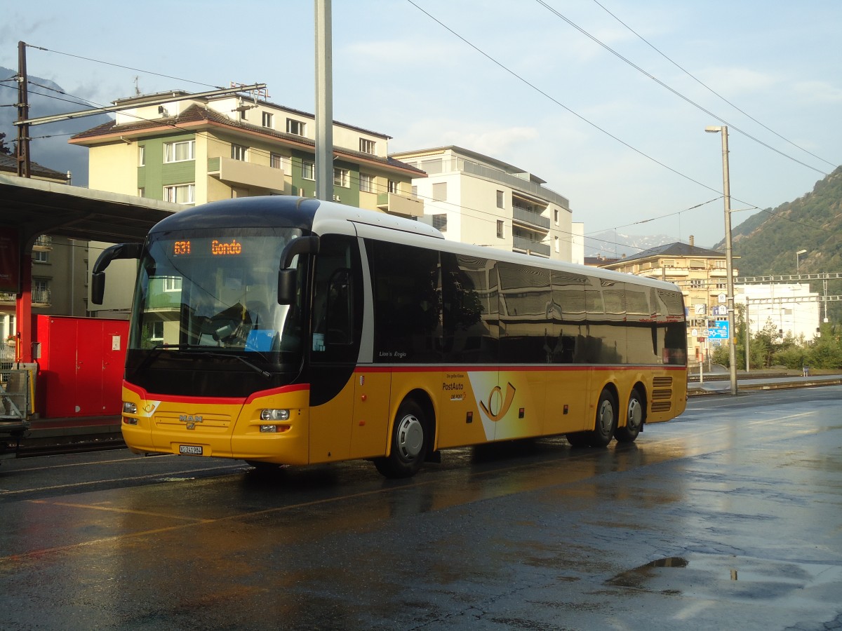 (140'233) - PostAuto Wallis - VS 241'984 - MAN am 1. Juli 2012 beim Bahnhof Brig