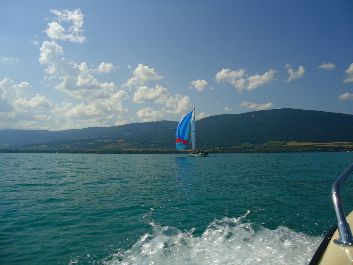 (140'880) - Segelboot auf dem Neuenburgersee am 25. Juli 2012
