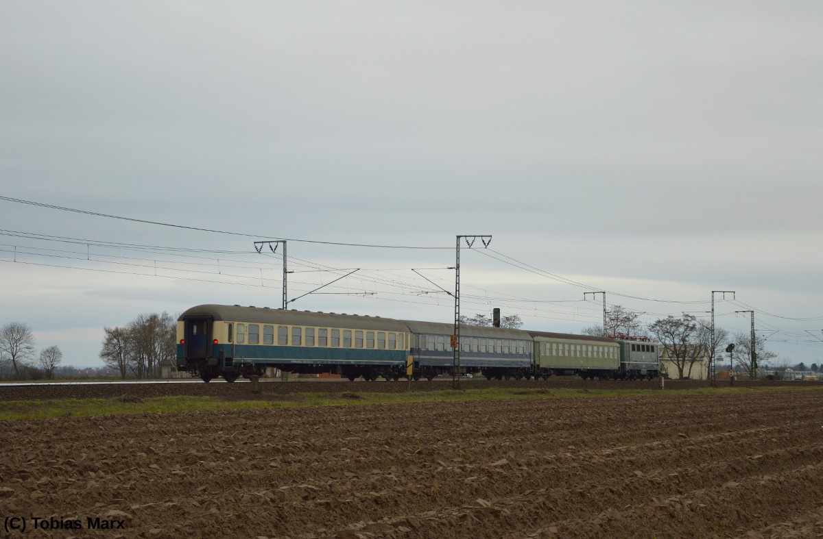 141 228-7 mit dem Sonderzug zum Weihnachtsmarkt der Nationen nach R�desheim des Eisenbahnmuseum Darmstadt-Kranichstein am 13.12.2015 zwischen Weiterstadt und Klein-Gerau.