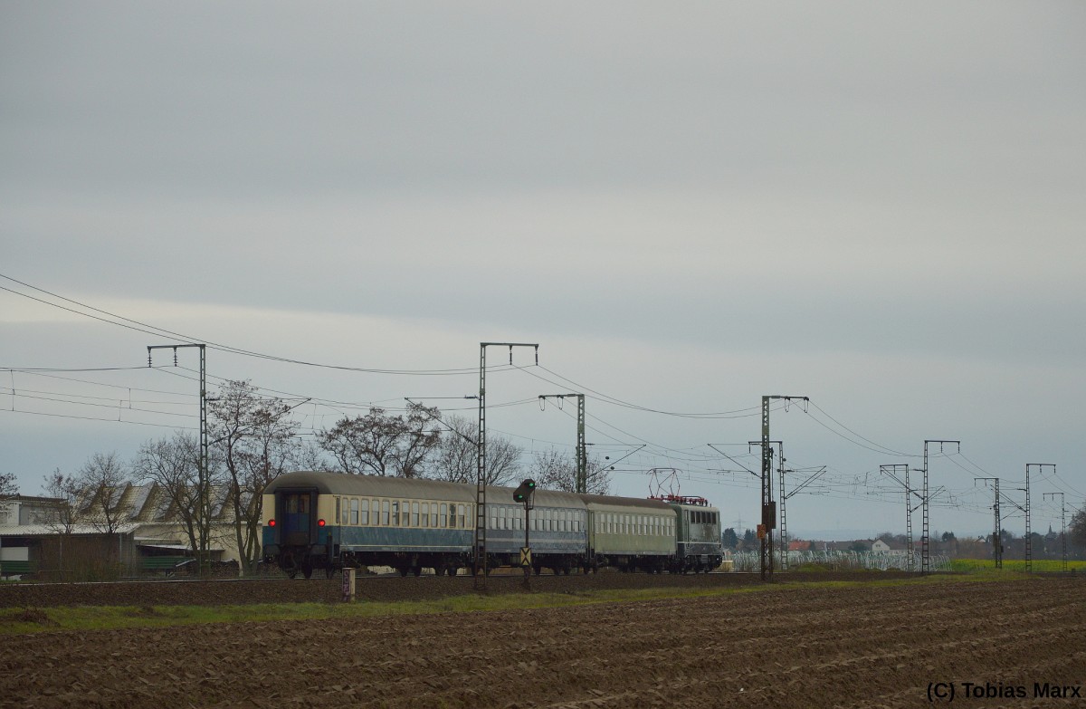 141 228-7 mit dem Sonderzug zum Weihnachtsmarkt der Nationen nach R�desheim des Eisenbahnmuseum Darmstadt-Kranichstein am 13.12.2015 zwischen Weiterstadt und Klein-Gerau.