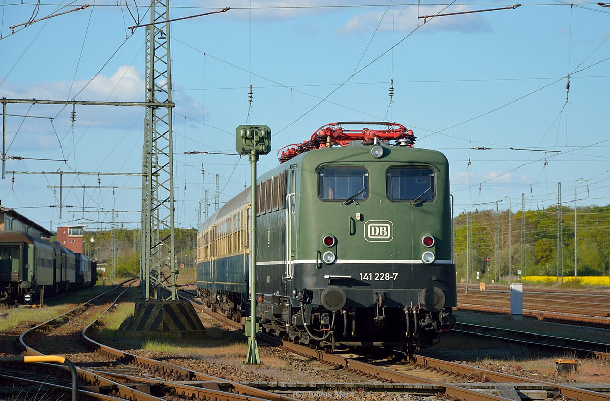141 228-7 sonnte sich am Vortag der Bahnwelttage 2016 (04.05.2016) in der Abendsonne.
