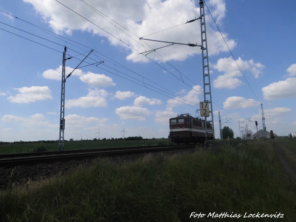 142 110 der Erfurter Bahnservice (EBS) zwischen Teutschenthal und Teutschenthal (Ost) am 4.6.15