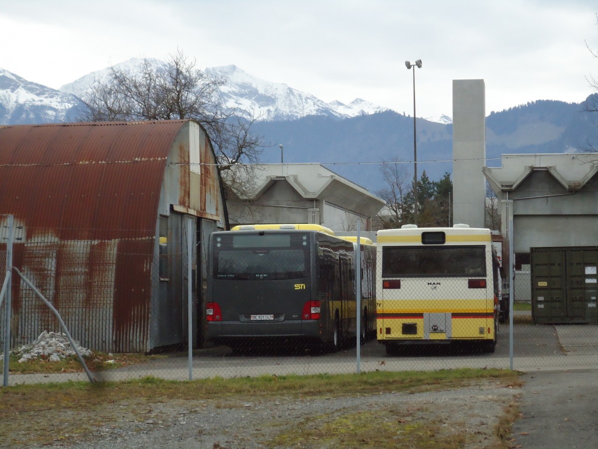 (142'272) - STI Thun - Nr. 143/BE 801'143 + Nr. 71 - MAN am 25. November 2012 in Thun, Waffenplatz