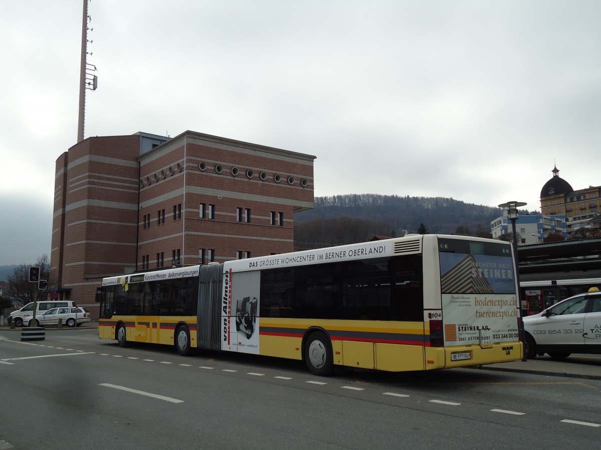 (142'999) - STI Thun - Nr. 104/BE 577'104 - MAN am 7. Januar 2013 beim Bahnhof Spiez