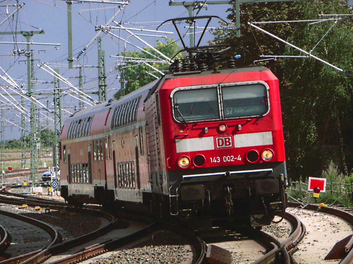 143 002 bei der Einfahrt in den Bahnhof Halle (Saale) Hbf am 31.7.17