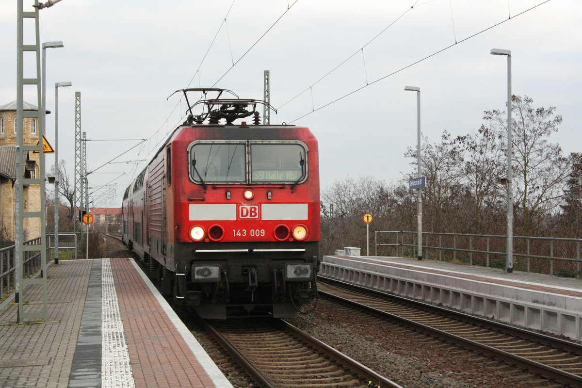 143 009 als S9 aus Richtung Eilenburg mit ziel Halle/Saale Hbf bei der einfahrt in den Bahnhof Delitzsch ob Bf am 23.1.20