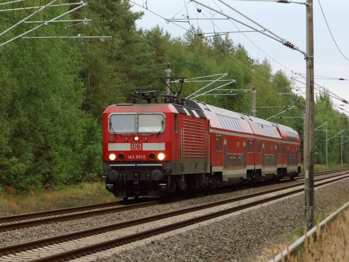 143 011 mit RE Hoyerswerda - Leipzig Hbf bei Elsterwerda-Biehla, 15.09.2013.