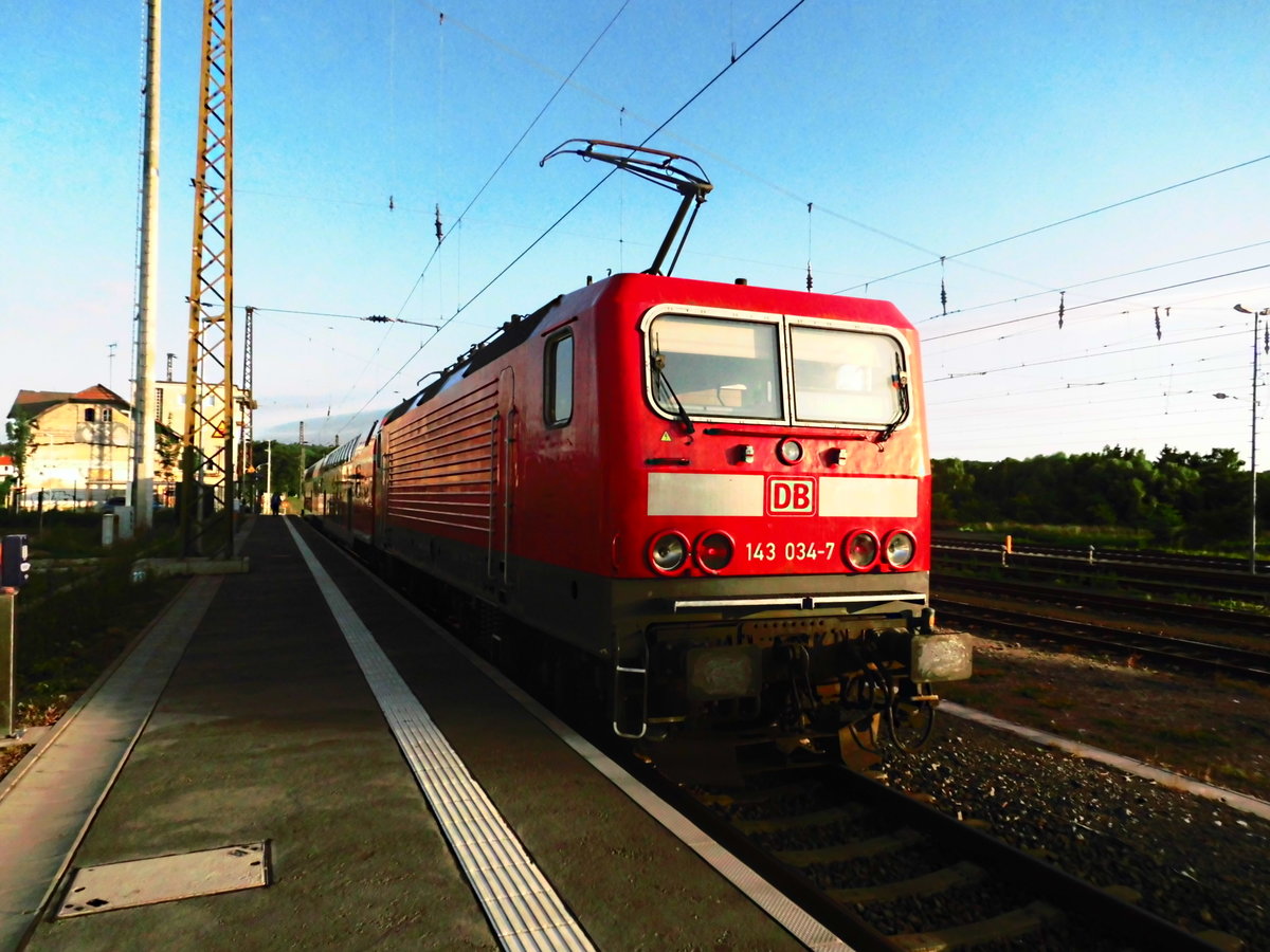 143 034 im Bahnhof Halle-Nietleben am 21.6.17