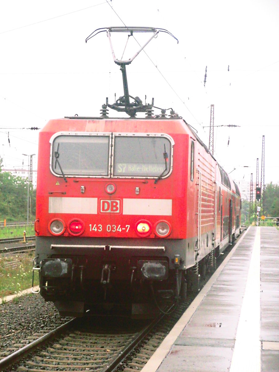 143 034 im Bahnhof Halle-Nietleben am 17.7.17