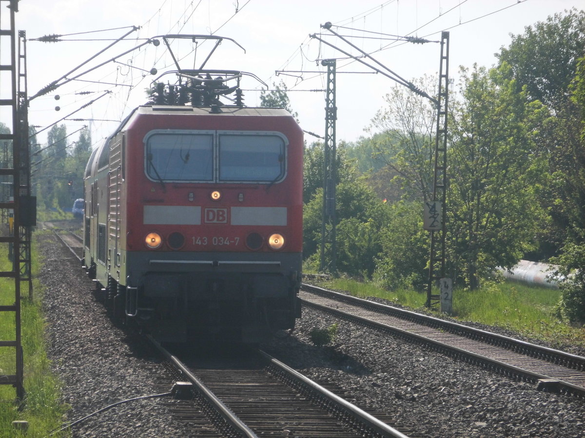 143 034 bei der Einfahrt in den Bahnhof Halle-Rosengarten am 15.5.17