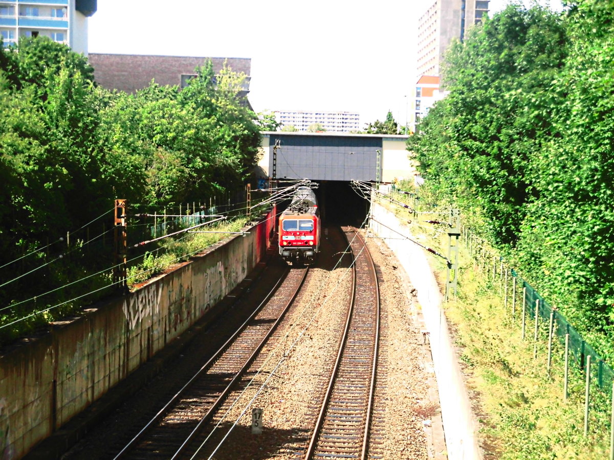 143 034 kommt aus dem Tunnelbahnhof Halle-Neustadt gefahren am 24.6.17