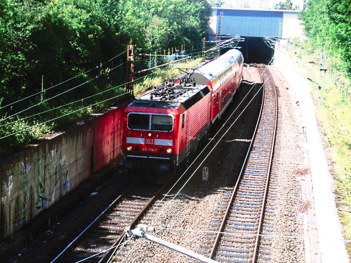 143 034 kurz hinter dem Tunnelbahnhof Halle-Neustadt am 24.6.17